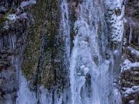 Detail aus vereistem seitlichen Wasserfall